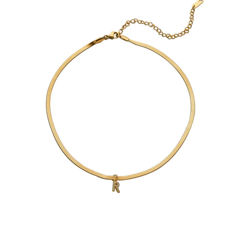 Goldene Halskette mit Buchstabenanhänger, elegantes Schmuckstück, Damenmode, Geschenkidee.