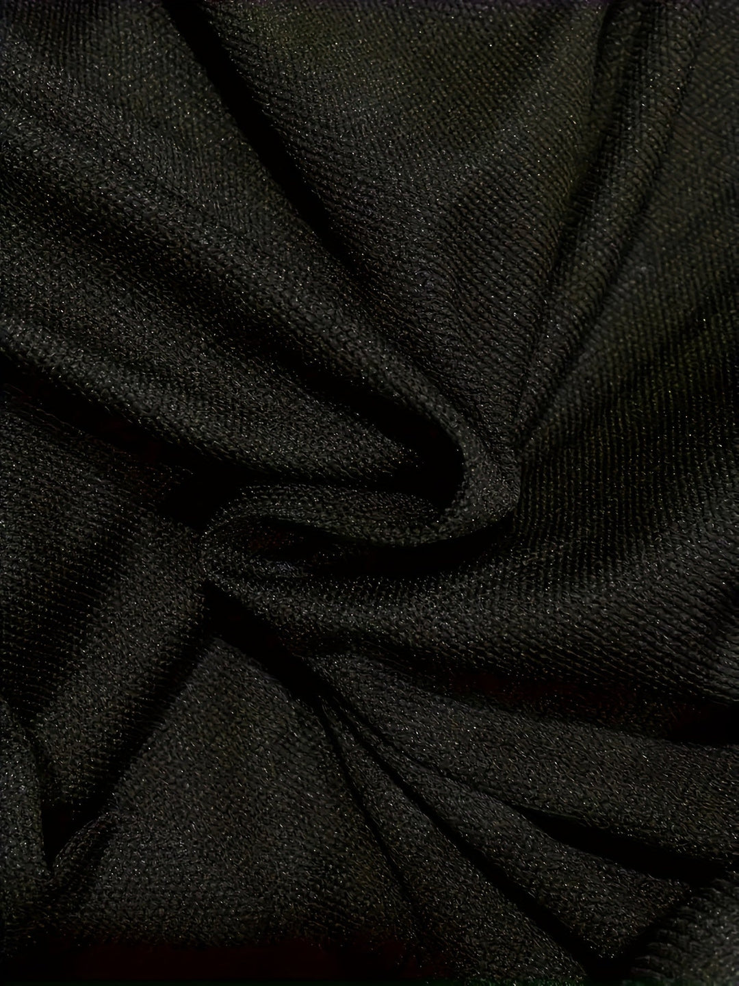 Schwarzer Baumwollstoff, Nahaufnahme, Textur, weicher Stoff, hochwertiges Material, Faltenwurf.
