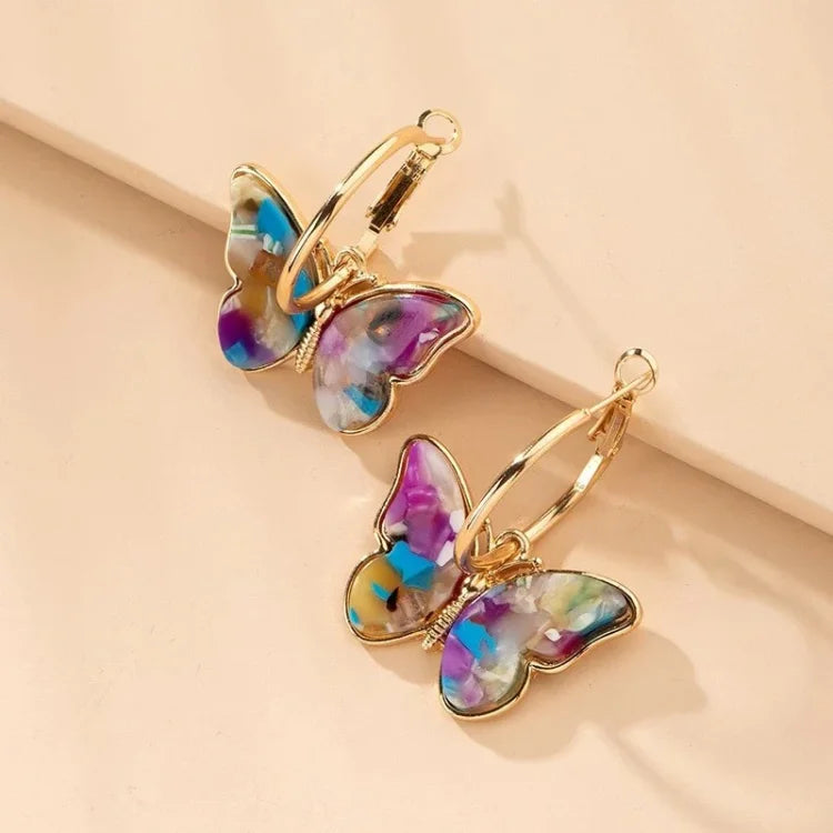 Bunte Schmetterling-Ohrringe aus Harz und Gold, modisches Accessoire für Damen.