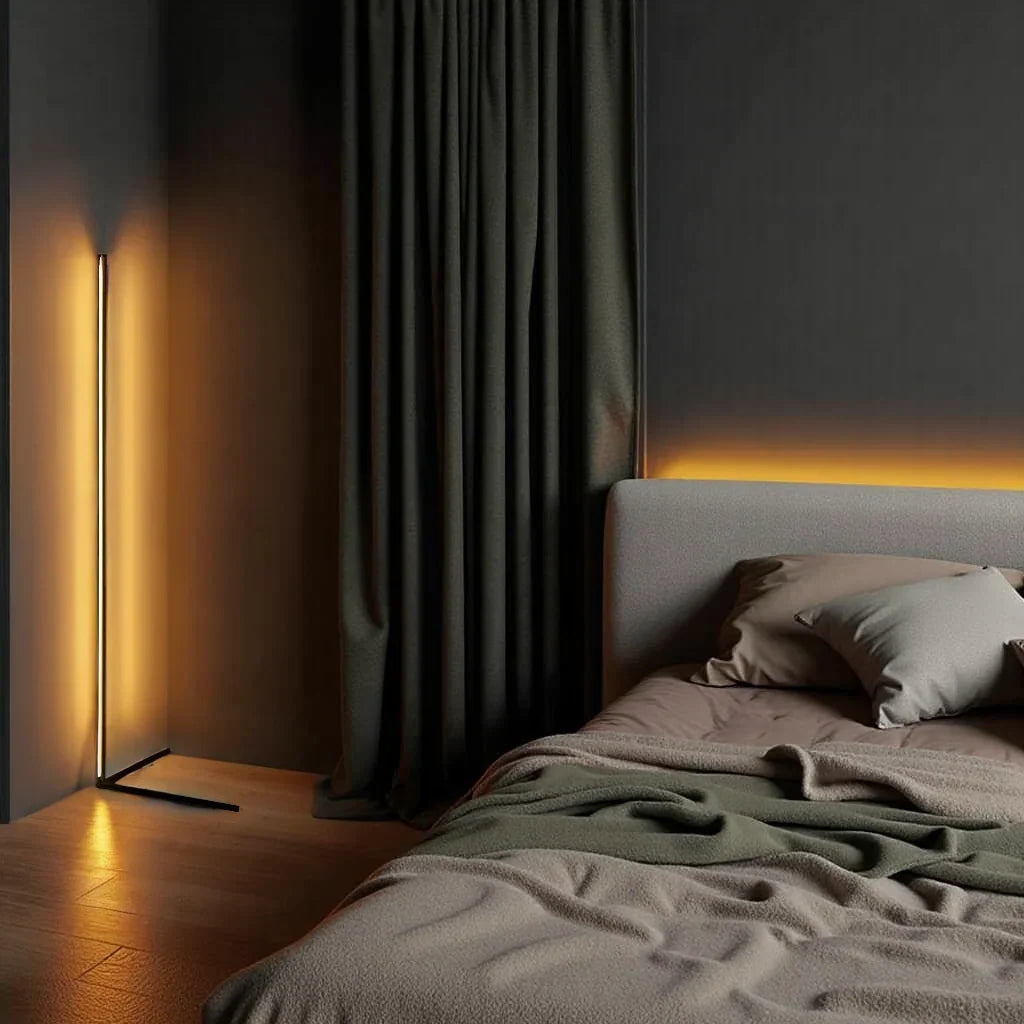 Lampa zářící oranžově v zšeřelé ložnici vedle tmavého závěsu a šedé postele 9