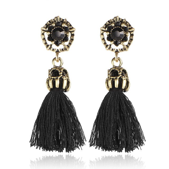 Goldene Ohrringe mit schwarzen Quasten, Vintage-Stil, Damenmode, Statement-Schmuck.