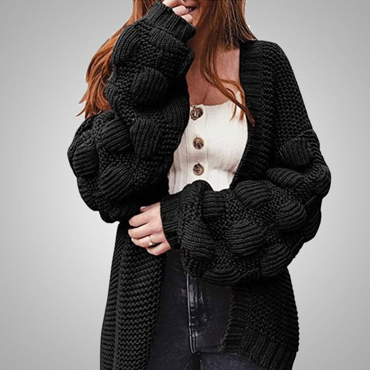 Frau trägt schwarzen Strickpullover mit Puffärmeln, modisch, warm, Damenmode, Herbstkleidung.