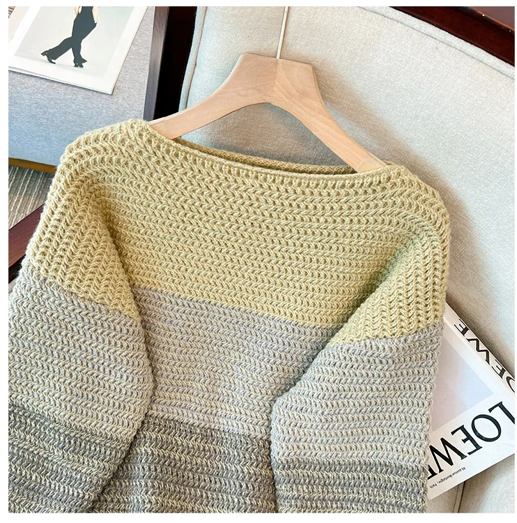 Gelber und grauer Strickpullover auf Holzkleiderbügel, gemütliche Damenmode, Wohnzimmerhintergrund.