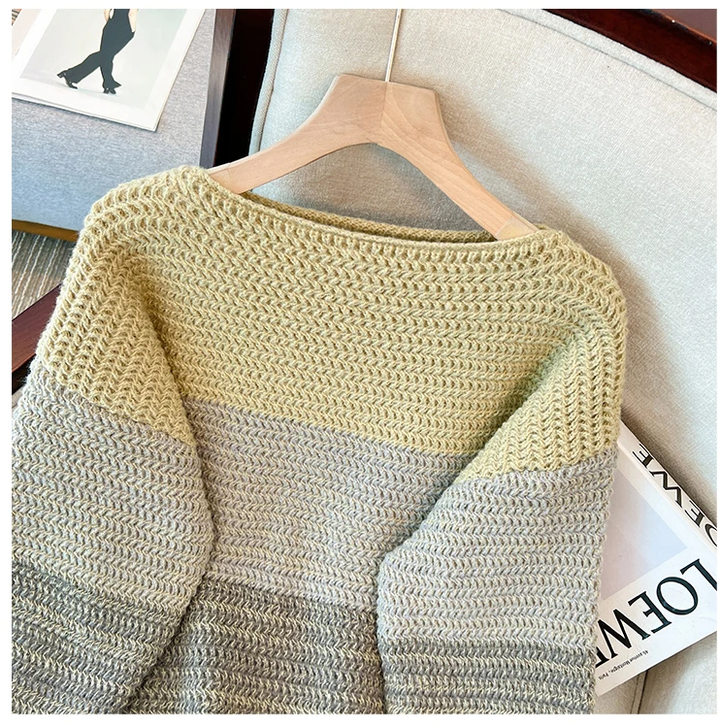 Gelber und grauer Strickpullover auf Holzkleiderbügel, gemütliche Damenmode, Wohnzimmerhintergrund.