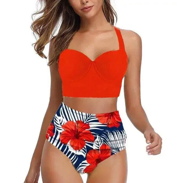 Frau im roten Bikini-Top und geblümter High-Waist-Badehose, Sommermode, Strandbekleidung.