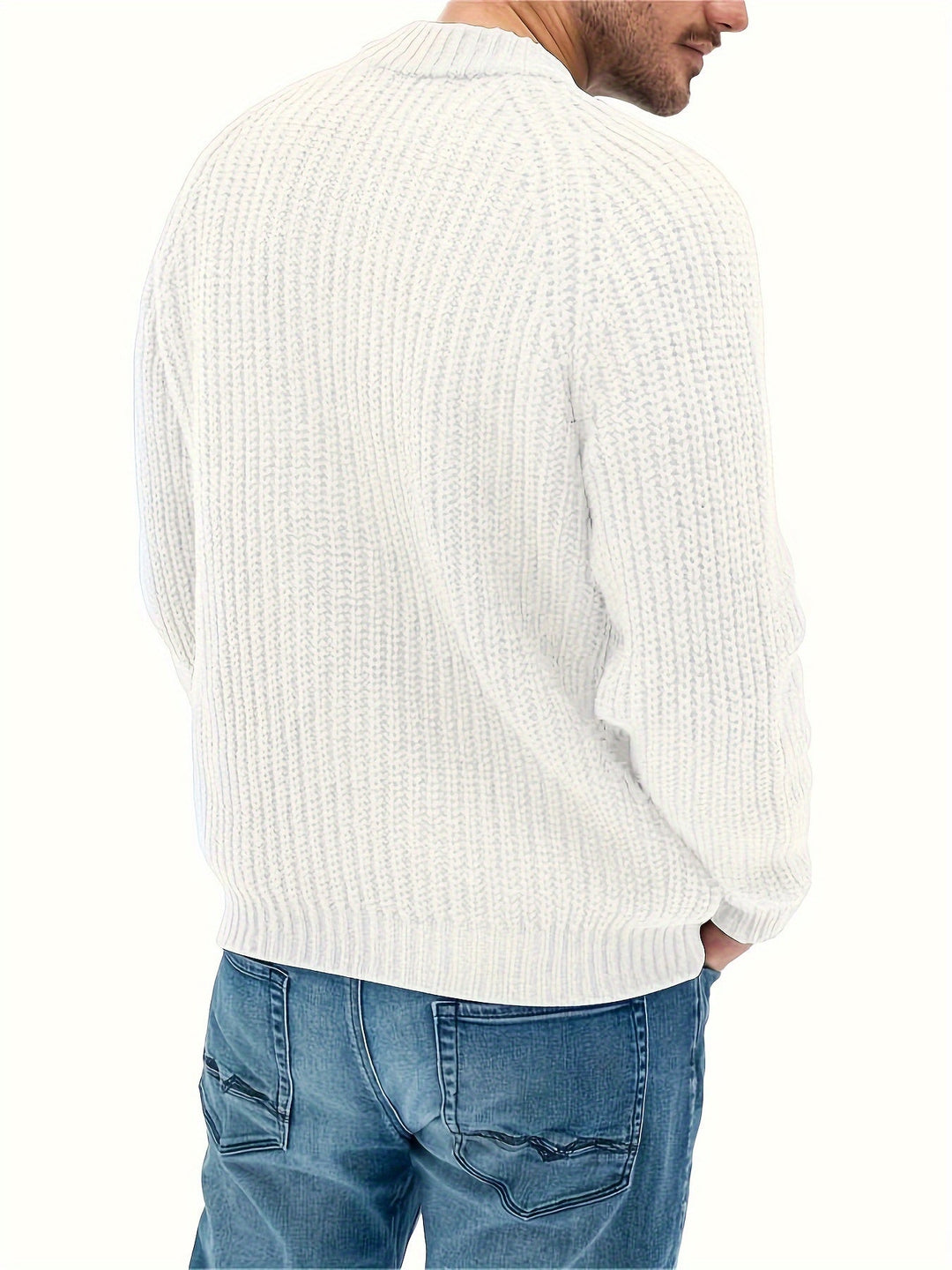 Mann in weißem Strickpullover und blauer Jeans von hinten, lässige Herrenmode.