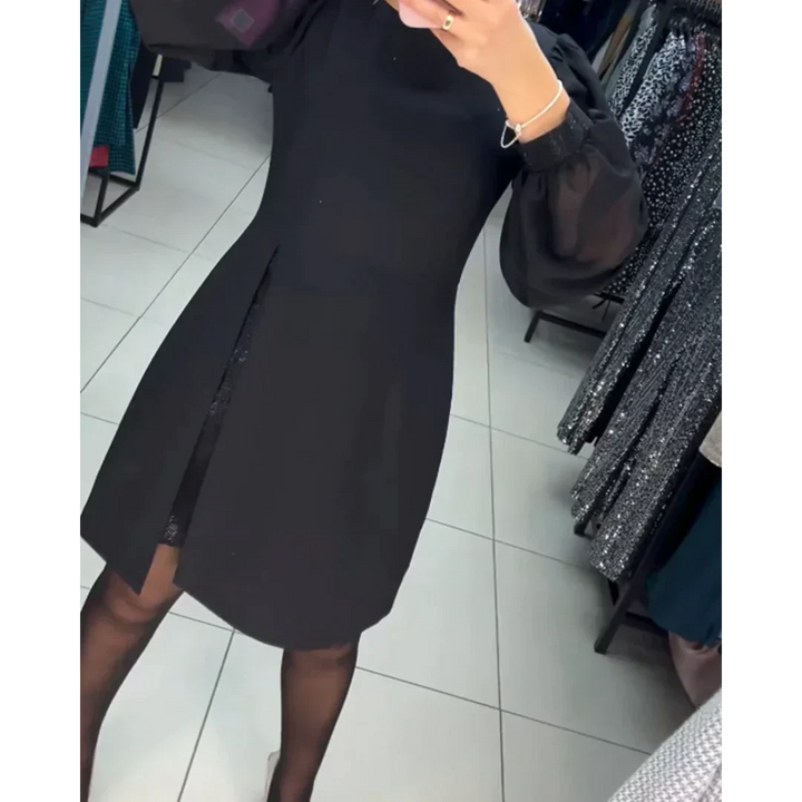 Schwarzes Kleid mit langen Ärmeln, elegantes Design, Damenmode, Spiegelaufnahme.