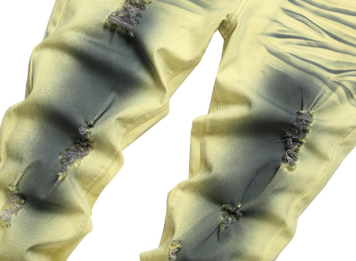 Gelbe Jeans mit zerrissenen Details, modische Herrenbekleidung, trendige Streetwear.
