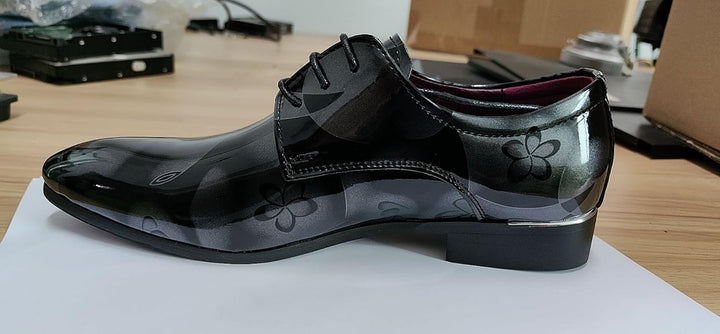 Schwarzer Herren-Lederschnürschuh mit Blumenmuster, elegantes Design, glänzend, formell.