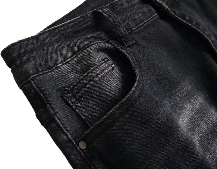 Schwarze Jeanshose aus Denim, Nahaufnahme, modisch, robust, klassisches Design.
