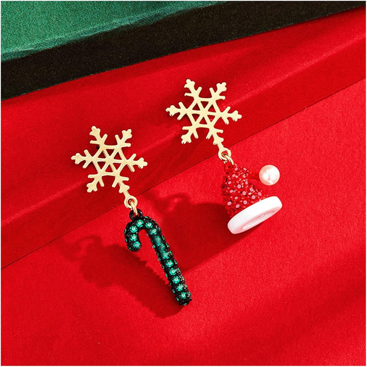Schneeflocken-Ohrringe mit grünem Zuckerstab und roter Weihnachtsmütze, festlicher Schmuck.