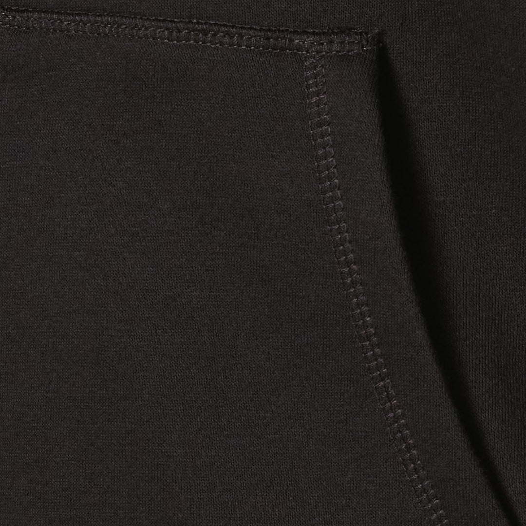 Schwarzer Baumwoll-Hoodie, Nahaufnahme der Kängurutasche, weiches Material, Freizeitmode.