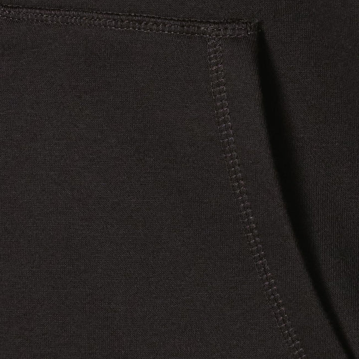 Schwarzer Baumwoll-Hoodie, Nahaufnahme der Kängurutasche, weiches Material, Freizeitmode.