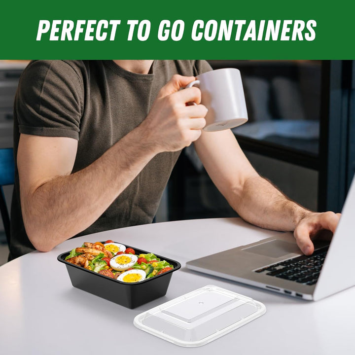 Mann mit schwarzer Essensbox, Laptop und Kaffeetasse am Tisch, Meal Prep Behälter.