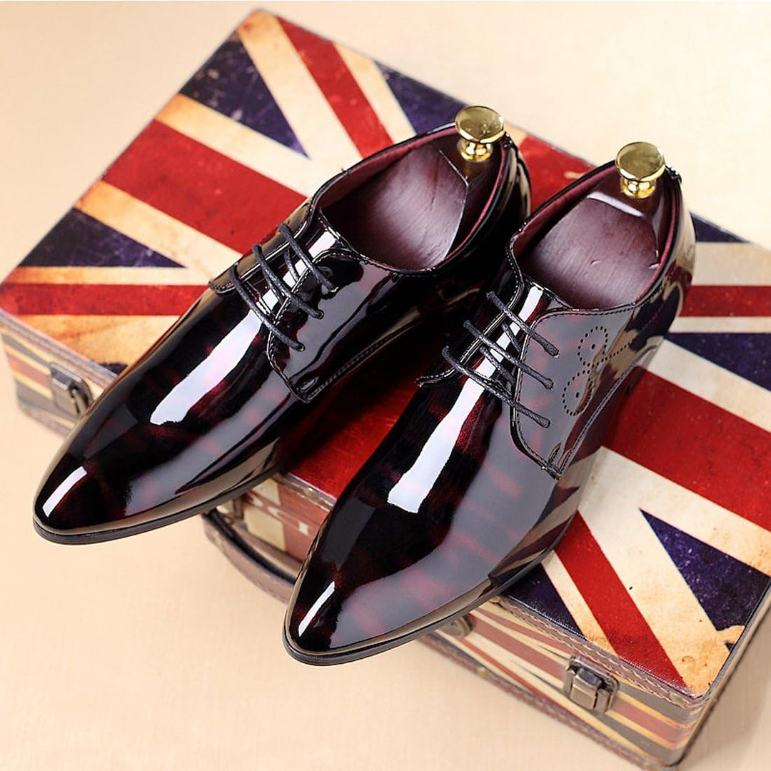 Hochglanz schwarze Lederschuhe, Herren, auf Union Jack Koffer, elegant, formell.