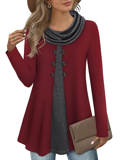 Frau in rotem Mantel mit grauem Schal, Knöpfen, brauner Tasche, Jeans, Hut, Mode-Outfit.