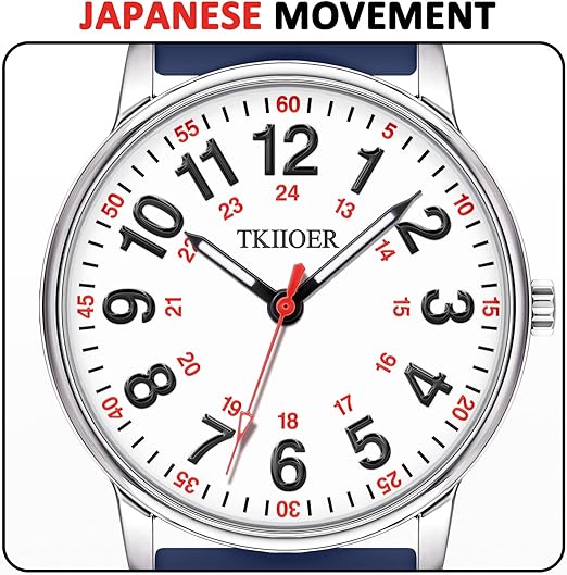 Silberne Armbanduhr mit japanischem Uhrwerk, weißes Zifferblatt, schwarze Zahlen, blauer Riemen.
