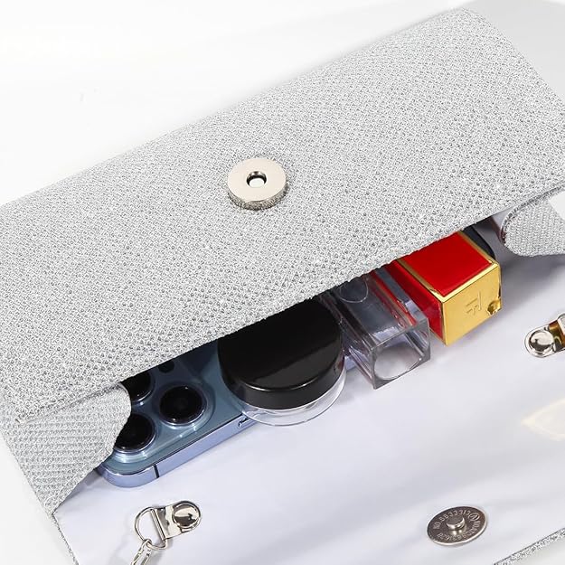Silberne Glitzer-Clutch mit Smartphone, Lippenstift und Kosmetik, elegantes Abendtaschen-Design.