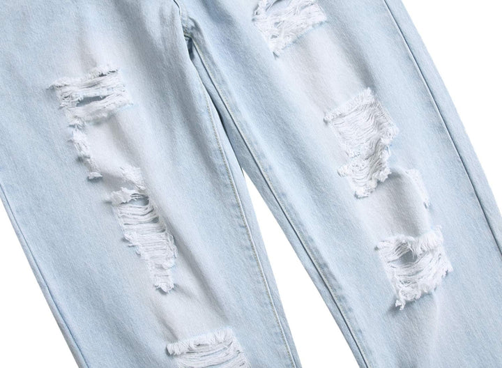 Zerrissene hellblaue Jeans, Damenmode, Denim, modische Risse, lässiger Stil.