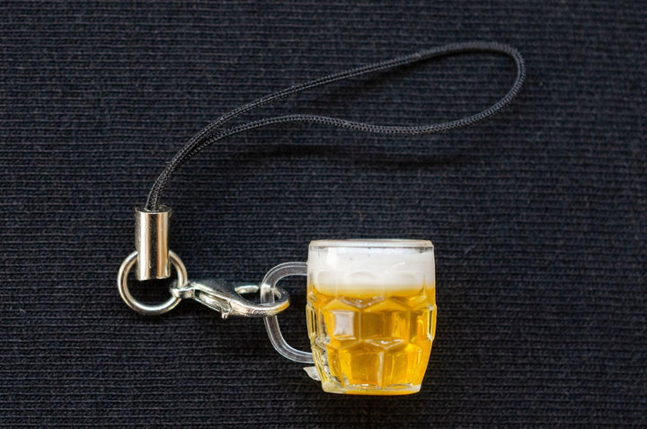 Sada přívěsků na mobil ve tvaru pivního korbelu (2 kusy) – ProstBier Oktoberfest 2026