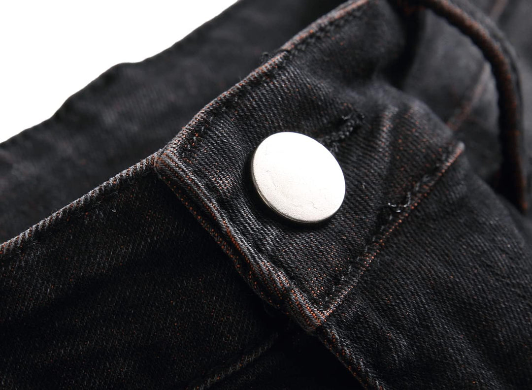 Schwarze Jeans mit silbernem Knopf, Nahaufnahme, Denim-Stoff, modisch, robust.