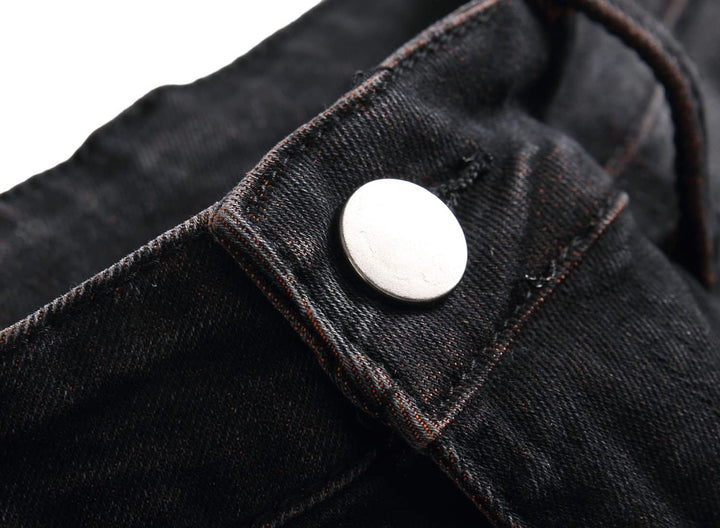 Schwarze Jeans mit silbernem Knopf, Nahaufnahme, Denim-Stoff, modisch, robust.