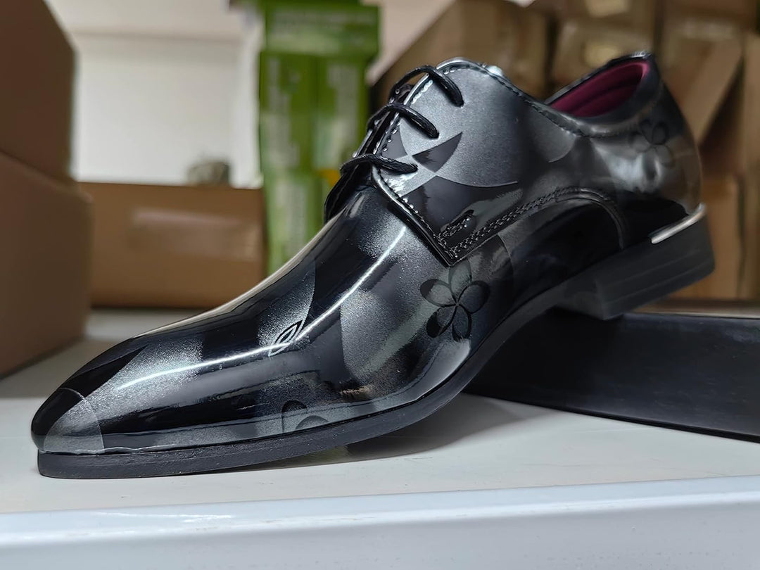 Schwarzer Lackleder-Herrenschuh mit Blumenmuster, elegantes Design, formelle Anlässe.