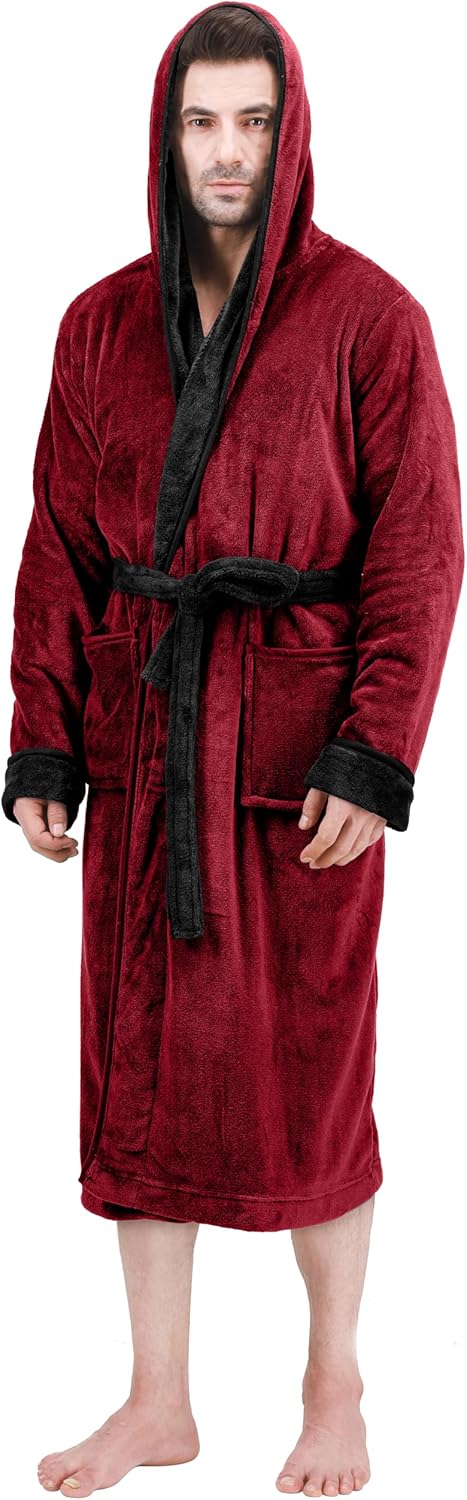 Mann im roten Fleece-Bademantel mit Kapuze und Gürtel, gemütliche Nachtwäsche.