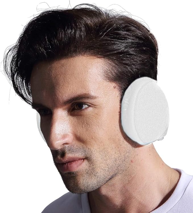 Mann mit weißen Ohrenschützern, Winteraccessoire, isoliert, stilvoll, warm, bequem.