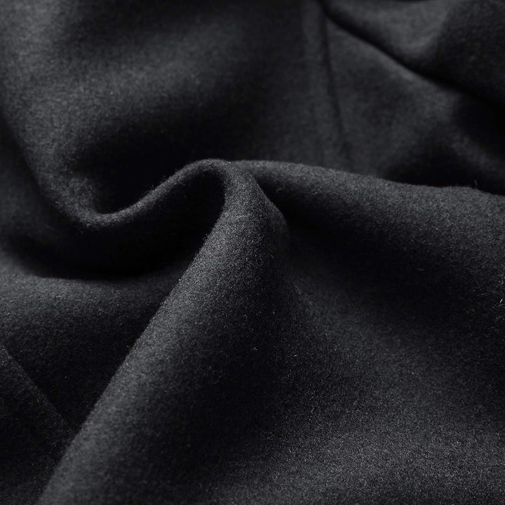 Schwarzer Wollstoff, weiche Textur, hochwertiges Material, ideal für Bekleidung und Dekoration.