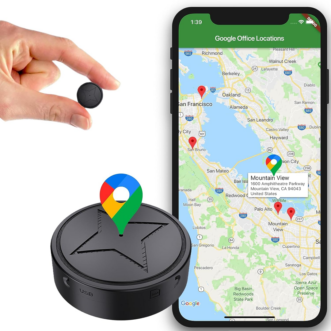 Malý černý kulatý lokátor s hvězdou na víku, ruka ho drží mezi prsty pro srovnání velikosti, vedle telefon s mapou polohy. 1