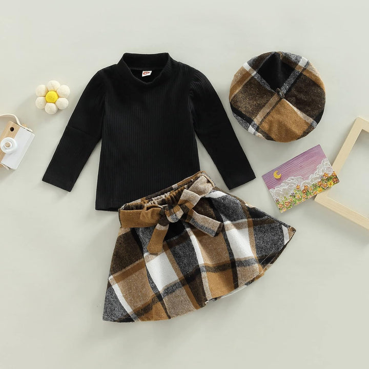 Schwarzes Langarmshirt und kariertes Rock-Set für Kinder mit passender Mütze, Herbstmode.