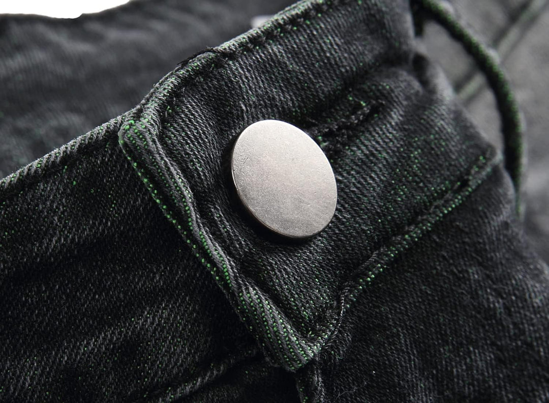 Schwarze Jeans mit silbernem Knopf, Nahaufnahme, Denim, modisch, robust, Detailansicht.