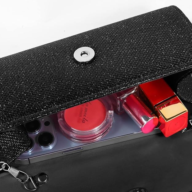Schwarze Glitzer-Clutch mit Make-up, Lippenstift und Smartphone, elegantes Damen-Accessoire.