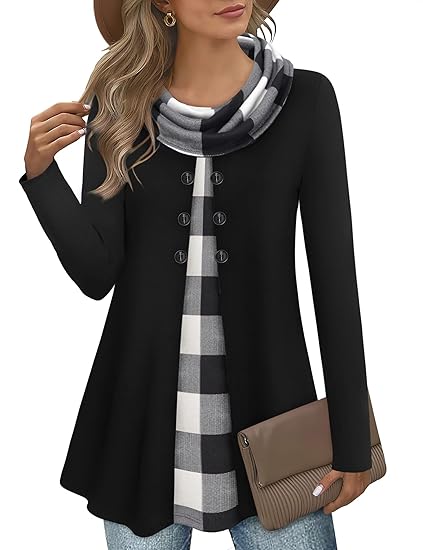Frau in schwarzem Mantel mit kariertem Schal und brauner Tasche, modisch, elegant, Herbstmode.