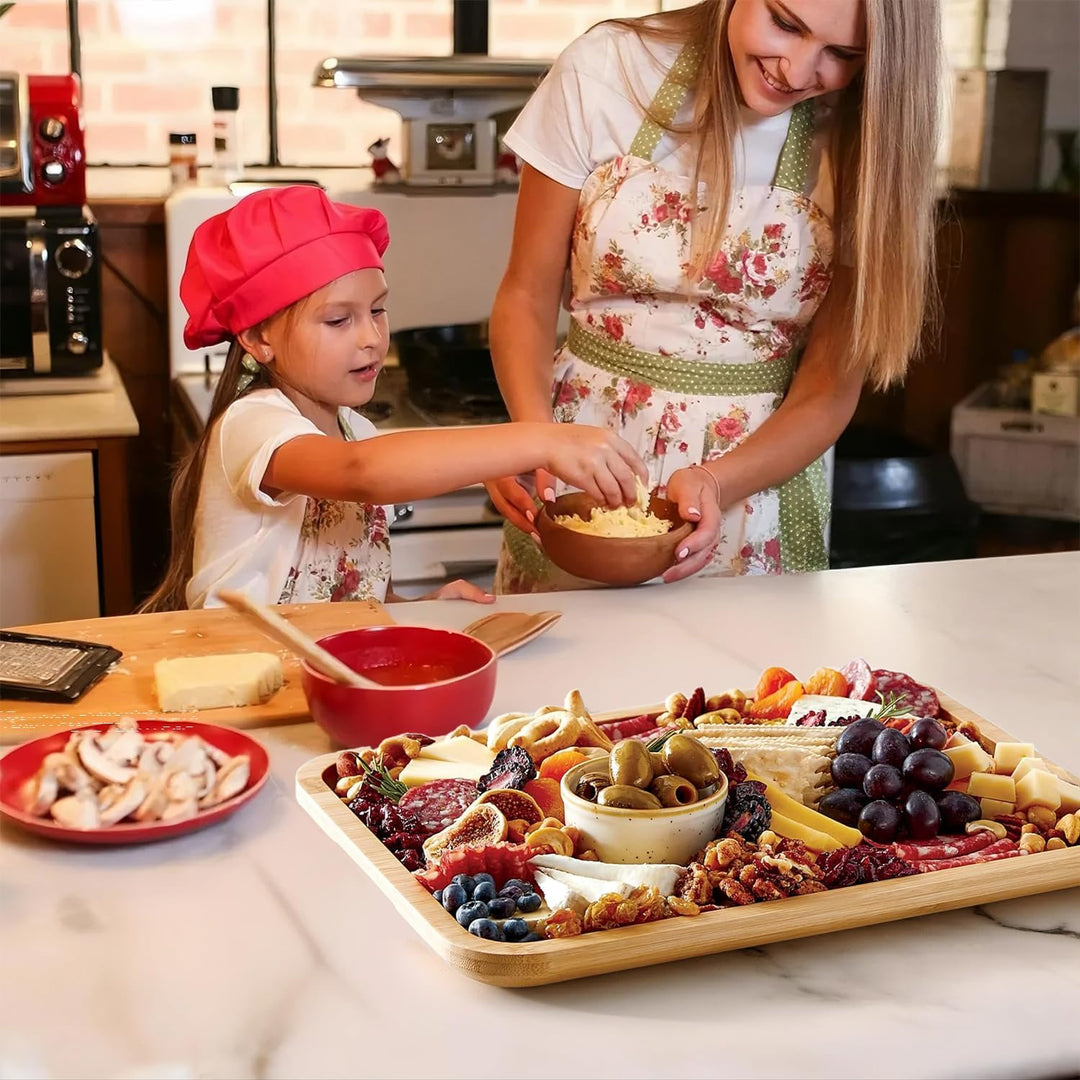 Bambusové servírovací prkénko na uzeniny a sýry s uzamykatelným průhledným víkem – Savorya