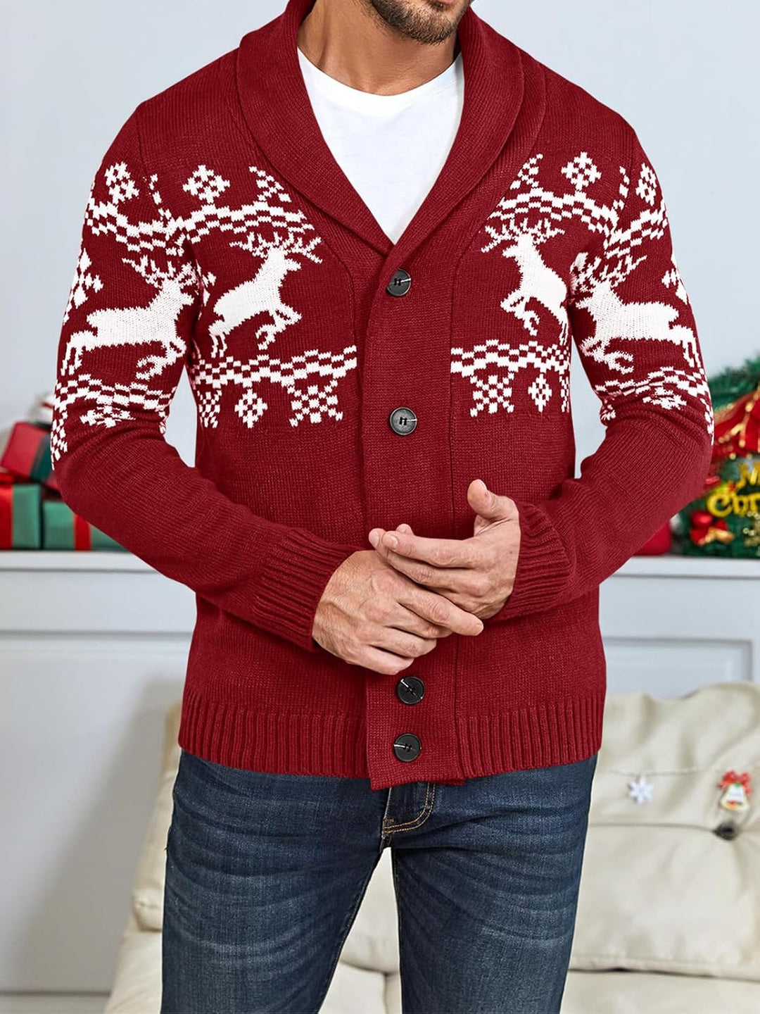 Roter Herren-Cardigan mit Rentiermuster, Strickjacke, Wintermode, festlich, Knöpfe.
