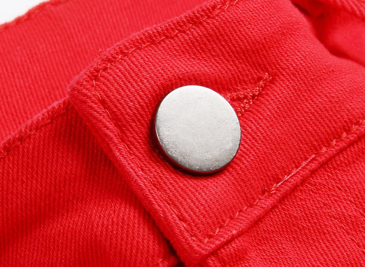 Roter Jeansstoff mit silbernem Knopf, Nahaufnahme, Textur, Mode, Detailansicht.