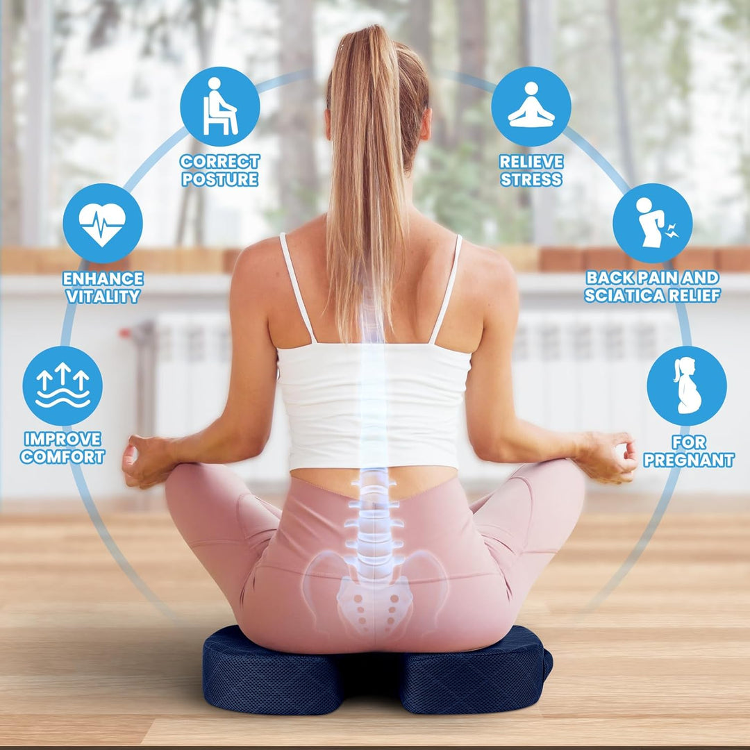 Frau im Yoga-Sitz auf ergonomischem Sitzkissen, Rückenschmerzen Linderung, blau, Fitness, Gesundheit.