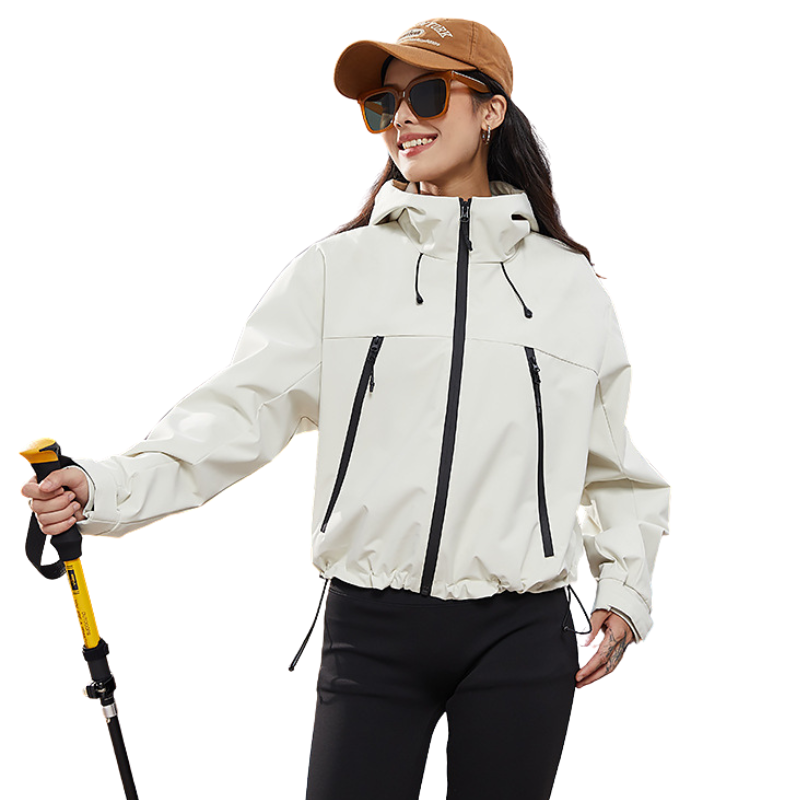 Usmívající se modelka v béžové bundě s kšiltovkou a trekovou holí v ruce 3