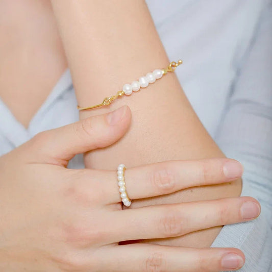 Goldenes Armband mit Perlen, eleganter Schmuck, Damenmode, Hand, Ring, stilvoll, Accessoire