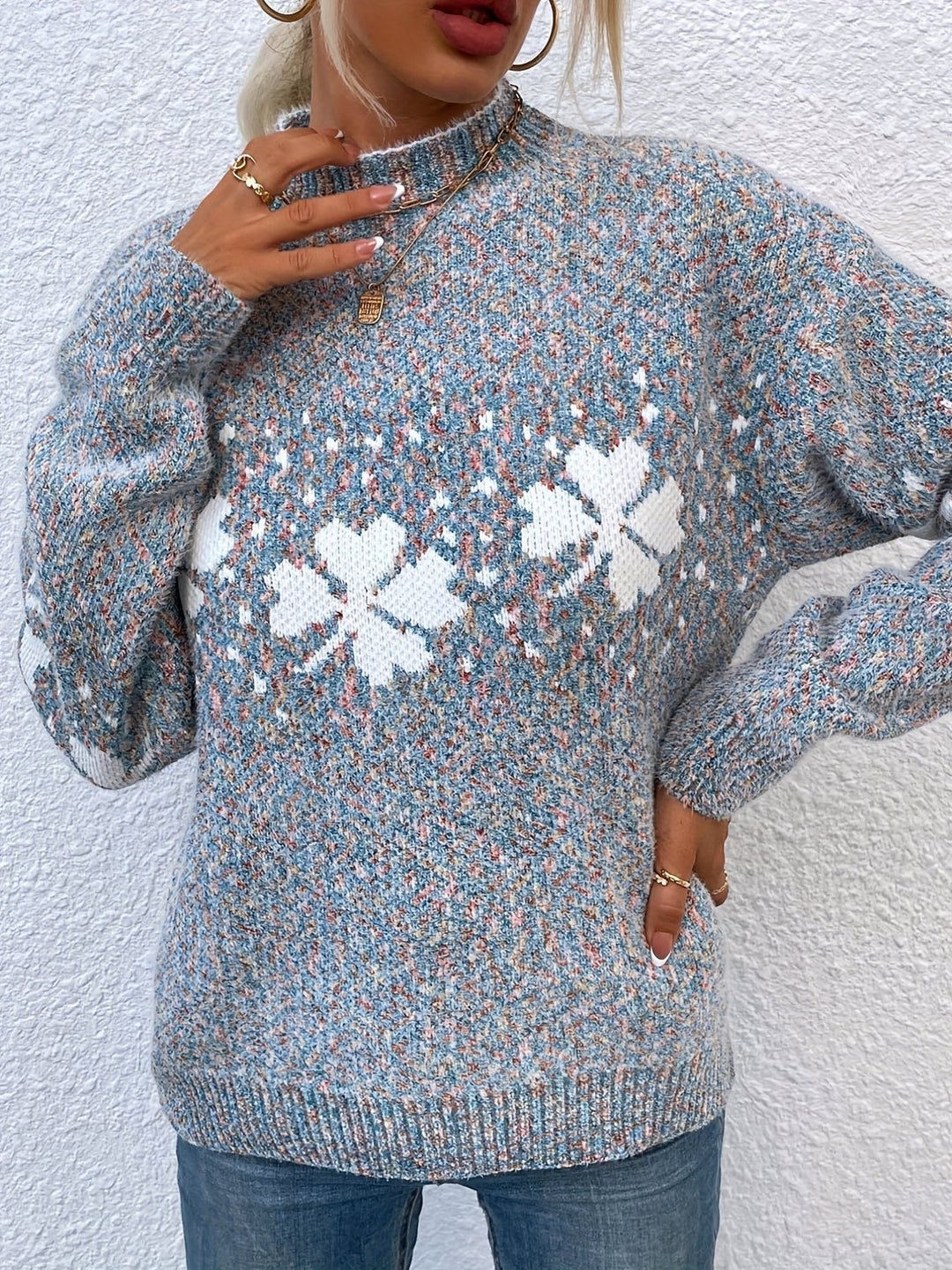Frau trägt grauen Strickpullover mit weißen Schneeflocken, Wintermode, lässiger Stil.