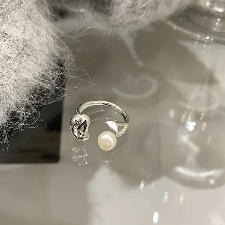 Silberner Ring mit Perle, elegantes Design, Schmuck für Damen, modisches Accessoire, Geschenkidee.