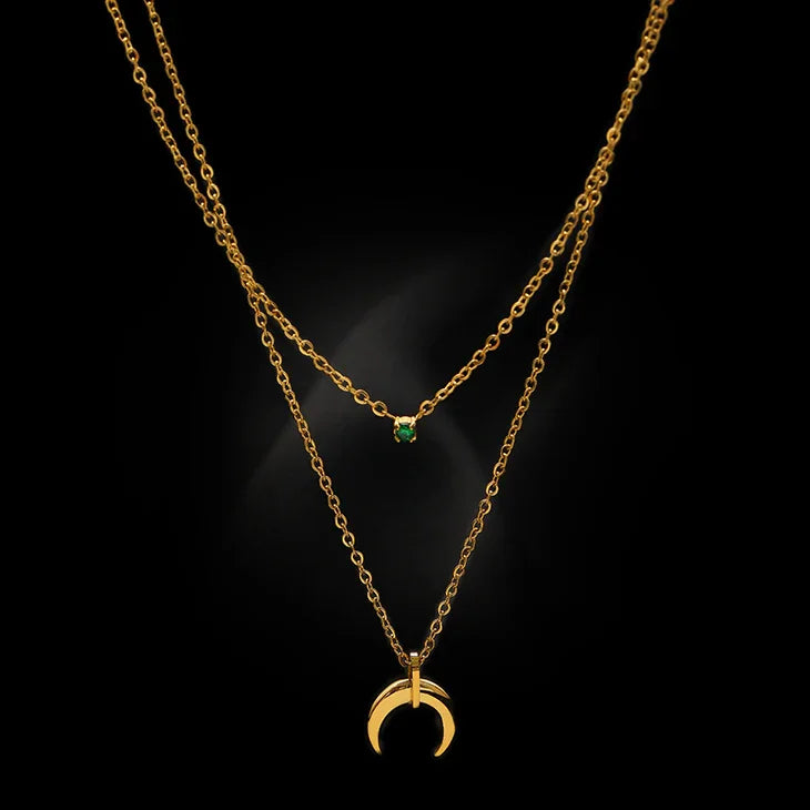 Goldene Halskette mit grünem Edelstein und Halbmond-Anhänger, eleganter Schmuck für Damen.