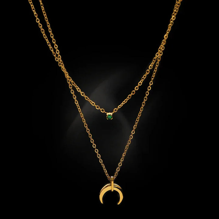Goldene Halskette mit grünem Edelstein und Halbmond-Anhänger, eleganter Schmuck für Damen.