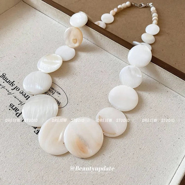 Weiße Perlenkette aus Muscheln, rund, handgefertigt, eleganter Schmuck, Damenaccessoire.