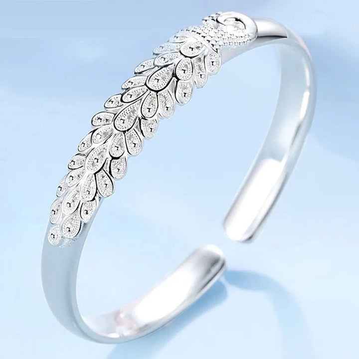 Silberarmreif mit Eulenmotiv, verziert mit Kristallen, elegantes Schmuckdesign für Damen.