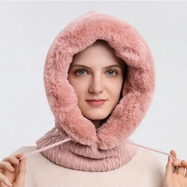 Frau mit rosa Kunstpelz-Kapuze, Wintermode, warmes Accessoire, stilvoller Look.