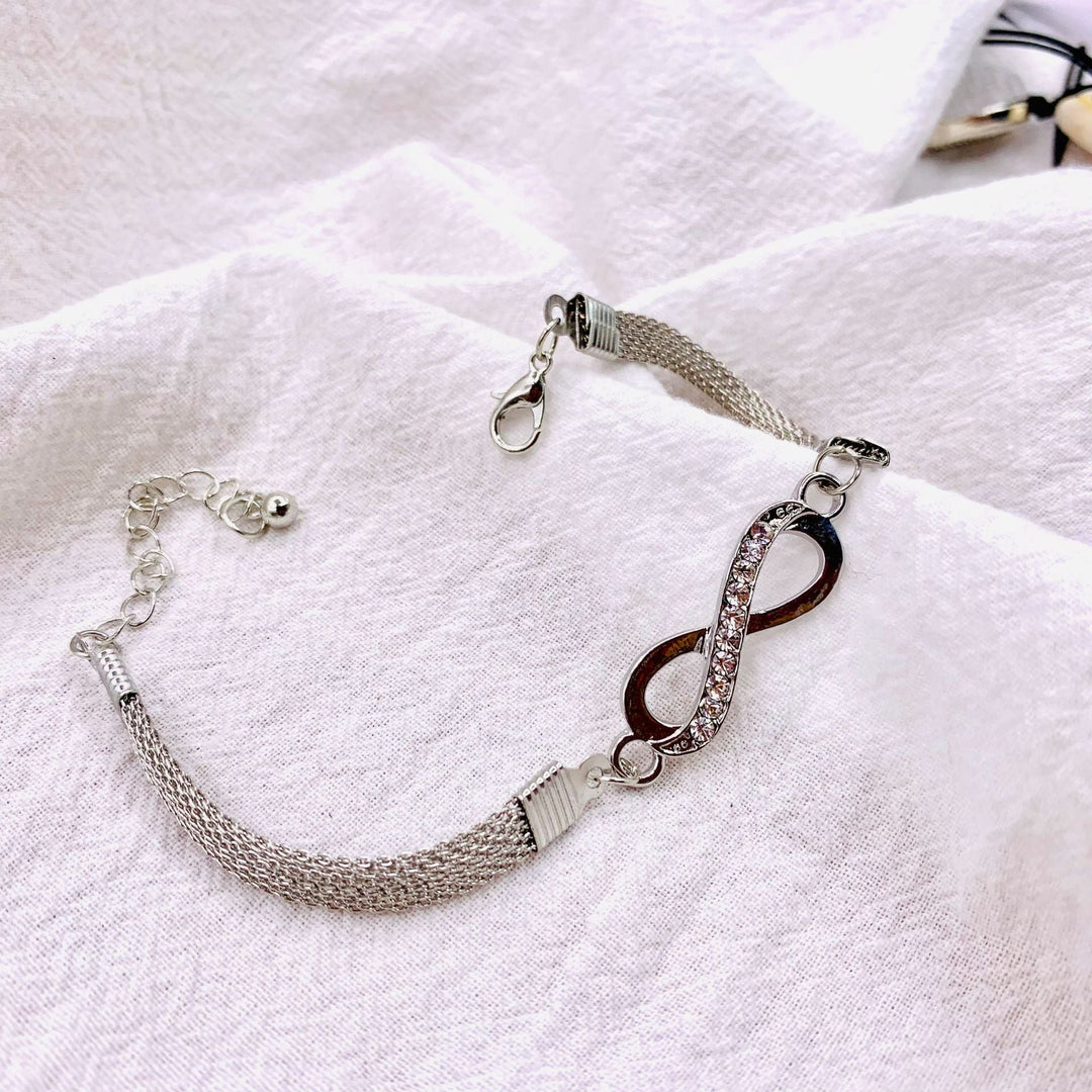 Silberarmband mit Unendlichkeitssymbol, Strasssteinen, verstellbar, Damen-Schmuck, elegant.