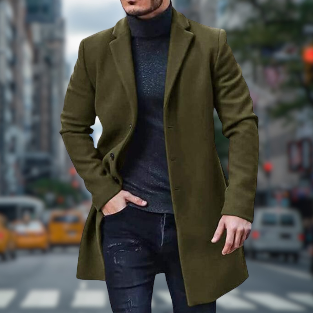 Mann im olivgrünen Wollmantel auf Stadtstraße, stilvolle Herrenmode, Herbst-Winter-Outfit.